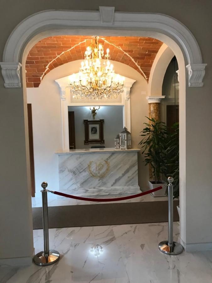 Paola Hotel *