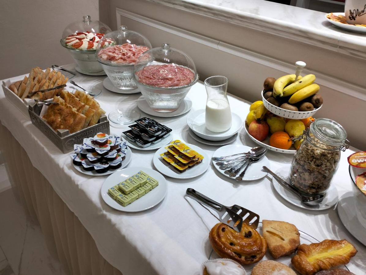 Paola Hotel *